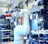 Ein 6-Achs-Roboter in einer Produktions-Halle