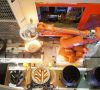 Roboterarm in einer Produktionsumgebung verschweißt Kunststoffteile per Infrarot-System.
