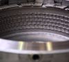 Blick in eine Stahlform mit einem Reifenprofil