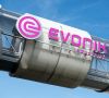 Evonik-Logo auf einer Brücke
