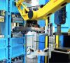 Ein gelber Roboter-Arm in der Produktion.
