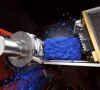 Ein Shredder zerkleinert blauen Kunststoff