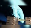 After the cut ot the chemically modified bromobutyl rubber the two ends are put together and heal by itself at room temperature, as testing shows in a video from ACS Headline Science on youtube. (Source: ACS Chemistry for Life)