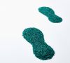 Fußabdrücke aus Granulat
