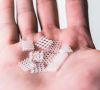kleine 3D-gedruckte Gitterstrukturen in einer Handfläche