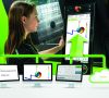 Frau an einem großen Touch-Screen-Terminal mit grünem Hintergrund.