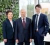 3 Personen, Dr. Stefan Sommer (rechts) ist zum Jahresbeginn 2023 auf Wunsch von Firmengründer Herbert Günther in die Geschäftsleitung der GÜNTHER Heisskanaltechnik GmbH berufen worden.