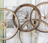 Alte Fahrradreifen an einer Wand aufgehängt