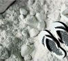 Flip Flops auf weißem Sand.