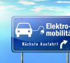 Autobahnschild `Elektromobilität`